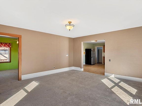 3rd image of 152 E Van Buren St