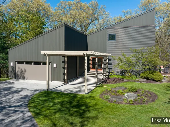 1304 Amelanchier Ln, Lowell, MI 49331