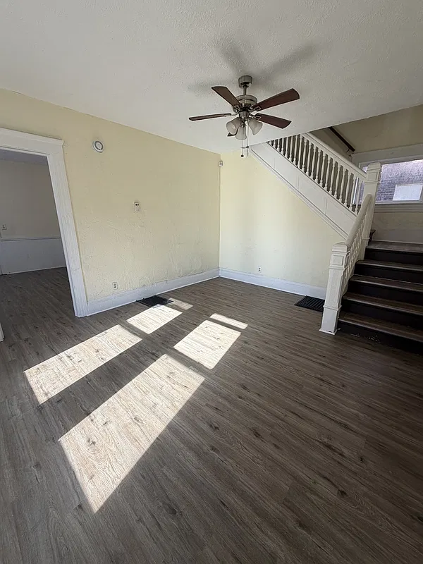 4 bed, 1.5 bath, 1637 sqft, $2,034 — Photo 2