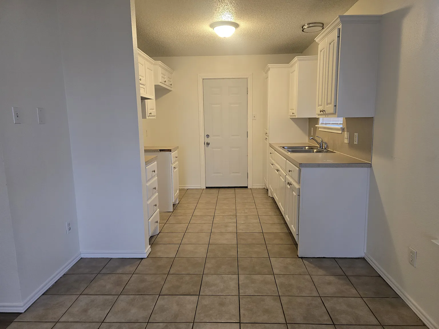 3 bed, 1.5 bath, 1100 sqft, $900 — Photo 4