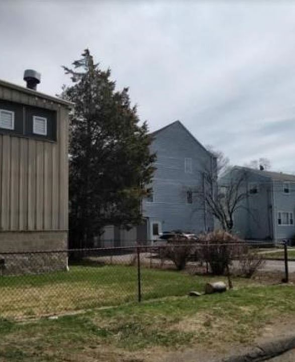 2nd image of 60 Plattsville Ave APT 4
