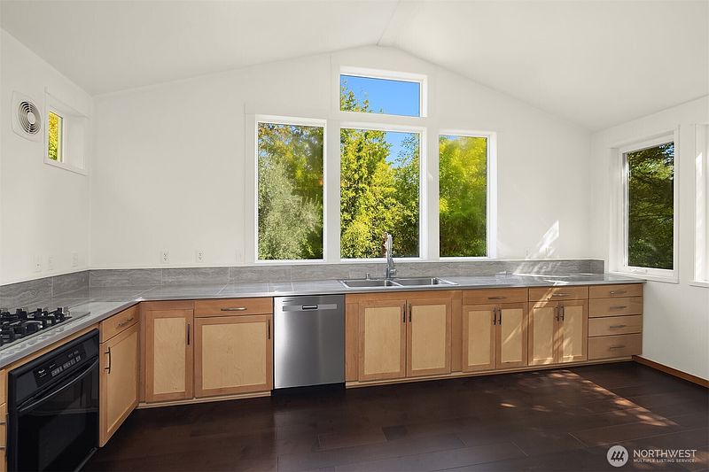 4th image of 4520 47th Avenue S