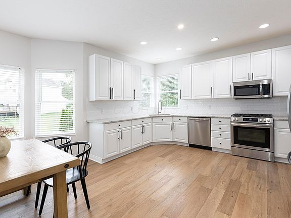 4th image of 6983 Abbeyfield Dr