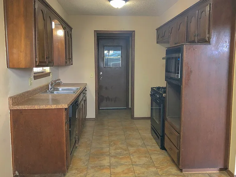 720 Robin Hill Rd — Photo 8