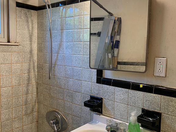 4th image of 15374 Riverdale Ave