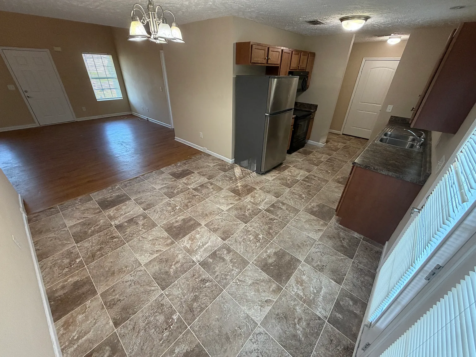 5 bed, 1800 sqft, $2,425 — Photo 4