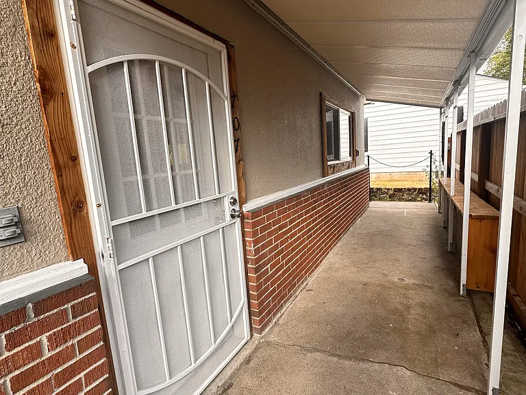 707 NE Wharton Dr — Photo 1