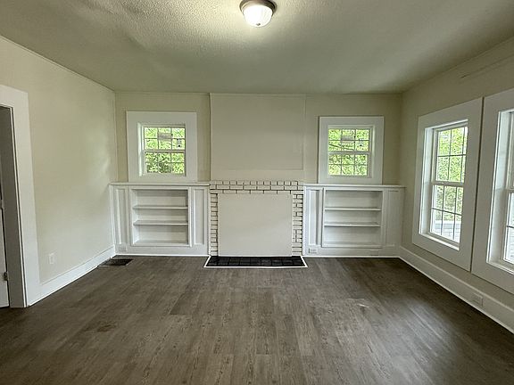 3rd image of 513 Oak Pl