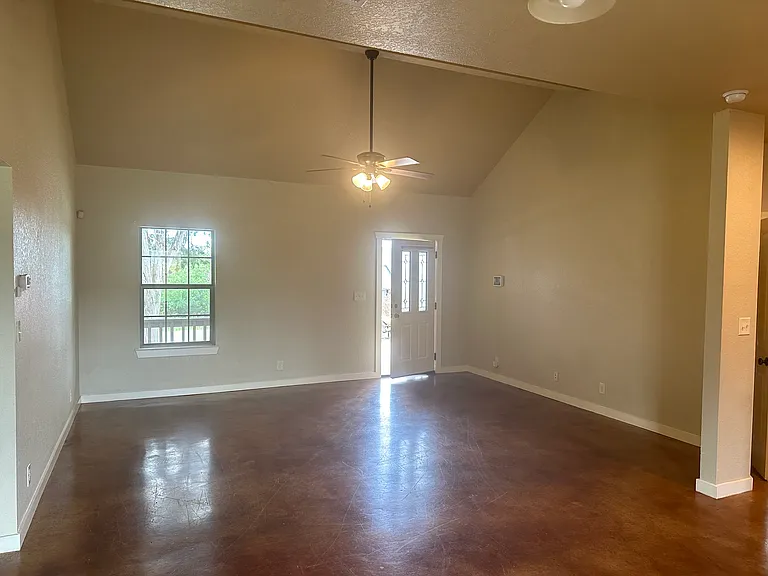 1005 Live Oak Dr — Photo 4