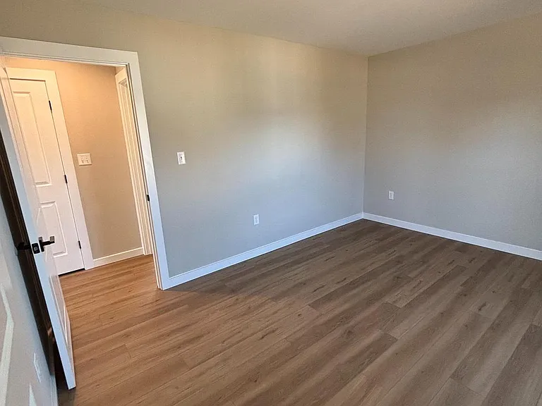 129 Evans St — Photo 31