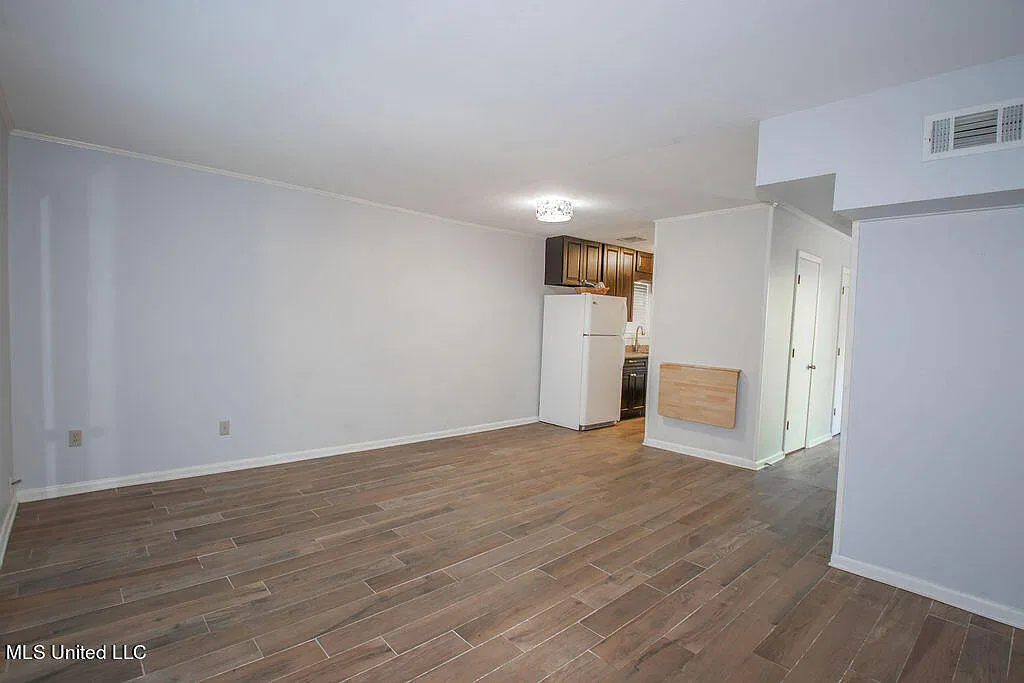 2 bed, 1.5 bath, 1125 sqft, $1,300 — Photo 2