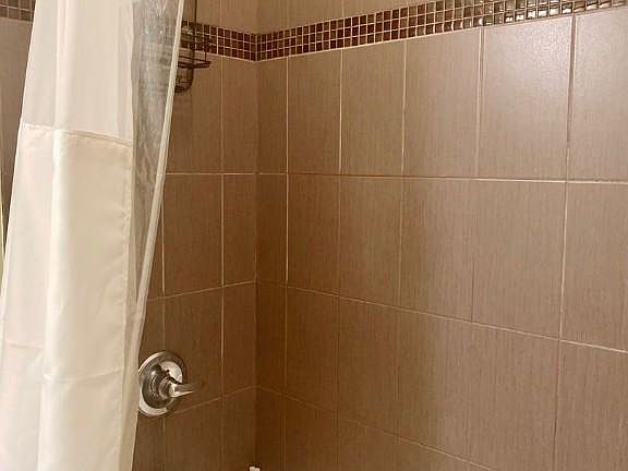 2nd image of 6241 N Clark St #1512