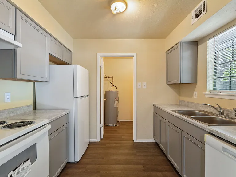 1821 Randolph Dr — Photo 2