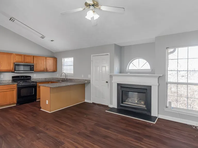 401 Edgewood Dr — Photo 3