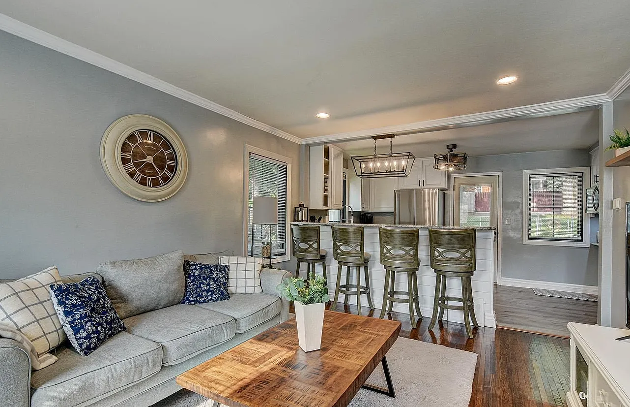 3 bed, 1968 sqft, $1,900 — Photo 2