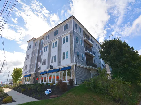 70 E Central St APT 402, Franklin, MA 02038