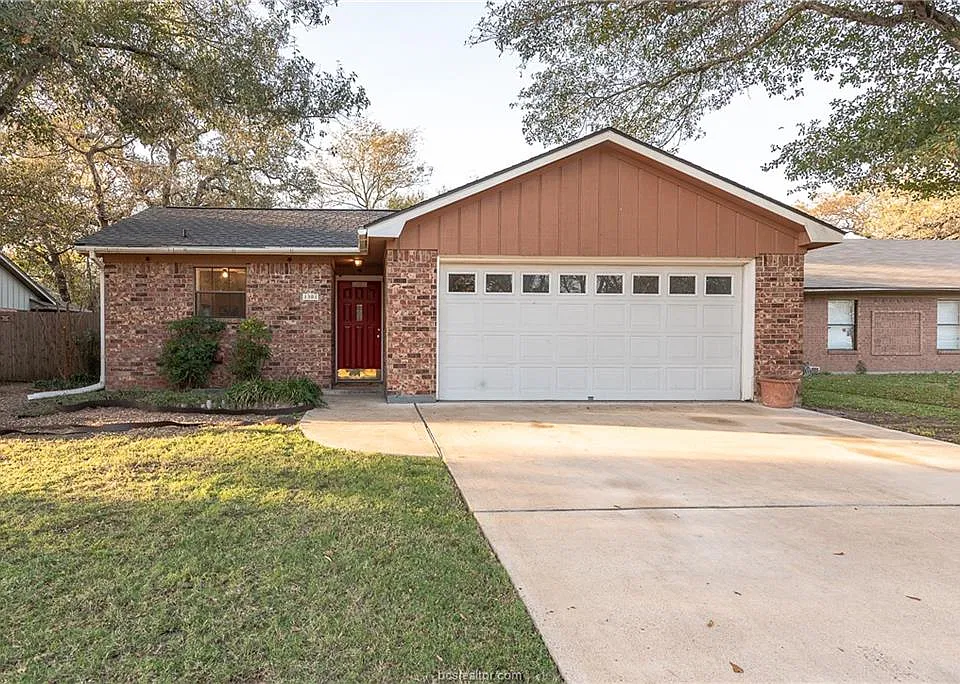 1301 Hardwood Ln