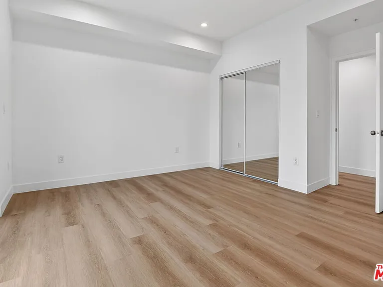 11444 Oxnard St #1/2 — Photo 30