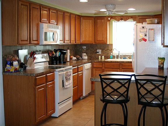 Kitchen w/Breakfast Bar