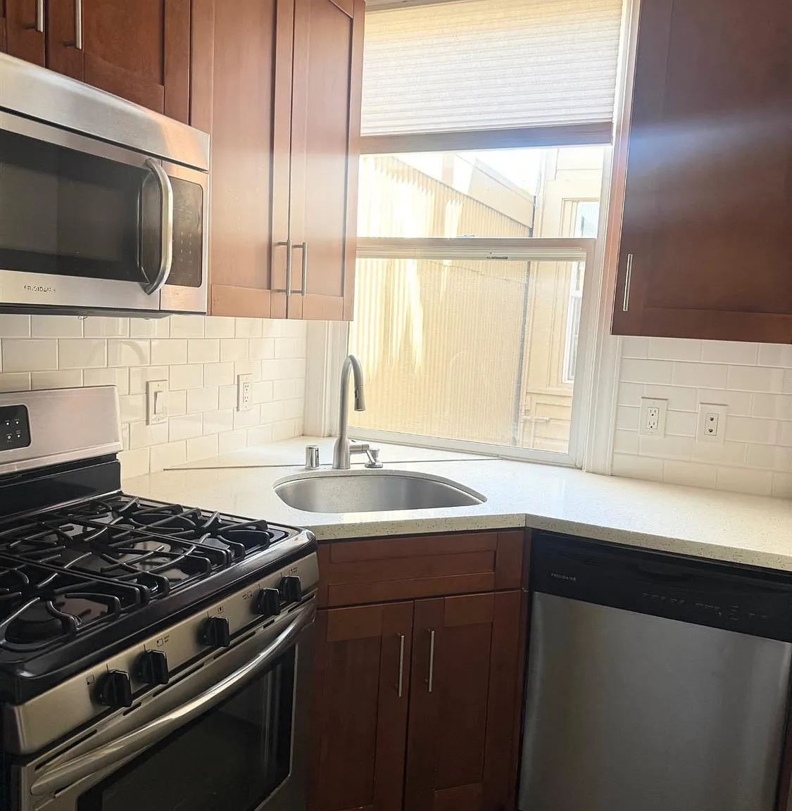 2 bed, 1.0 bath, 693 sqft, $3,250 — Photo 1