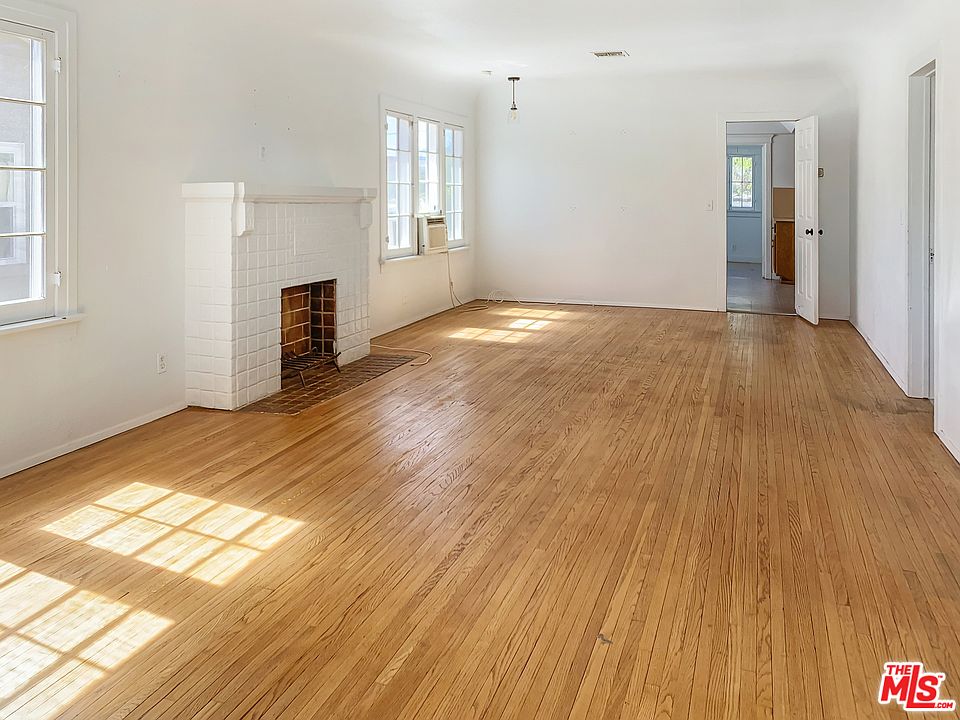 2nd image of 323 Lois St