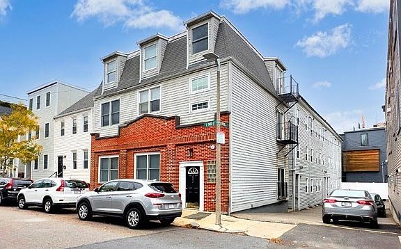 3rd image of 550 E 3rd St