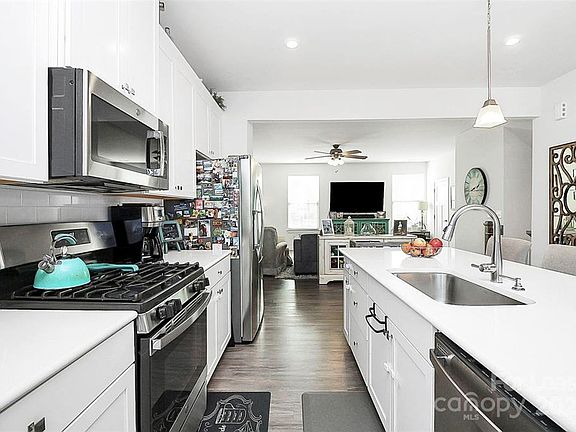 3rd image of 104 Helm Ln #B
