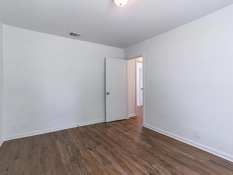 2622 W Johnson St — Photo 6