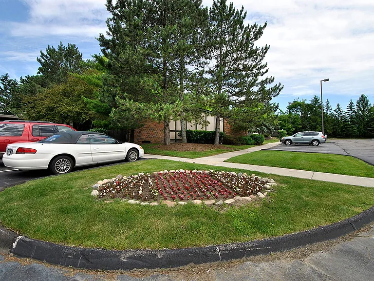 Surrey Park Apartments — Photo 12