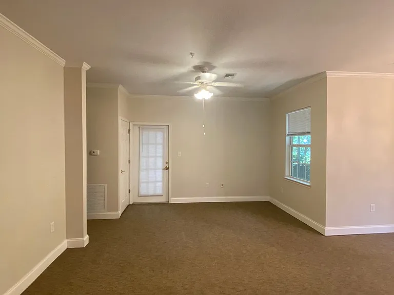 Hillcrest Apartments — Photo 4