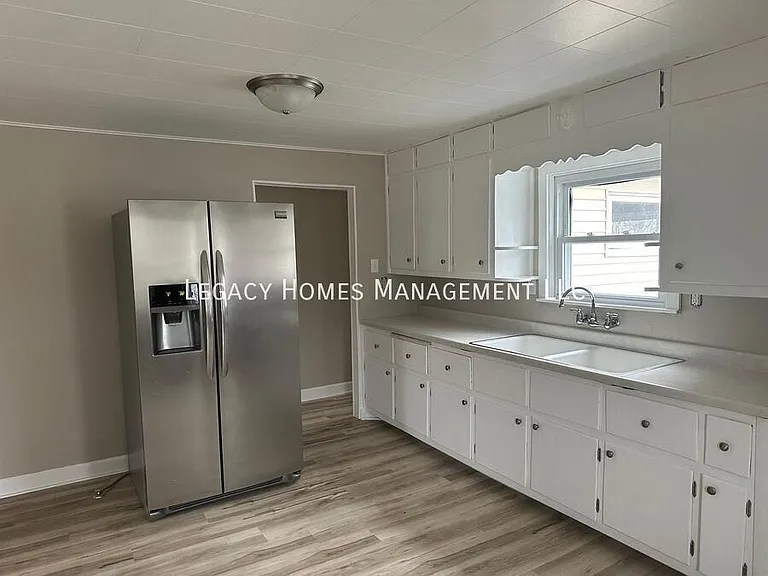 962 Lakeview Dr — Photo 3