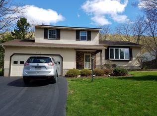 215 Feldspar Dr, Syracuse, NY 13219