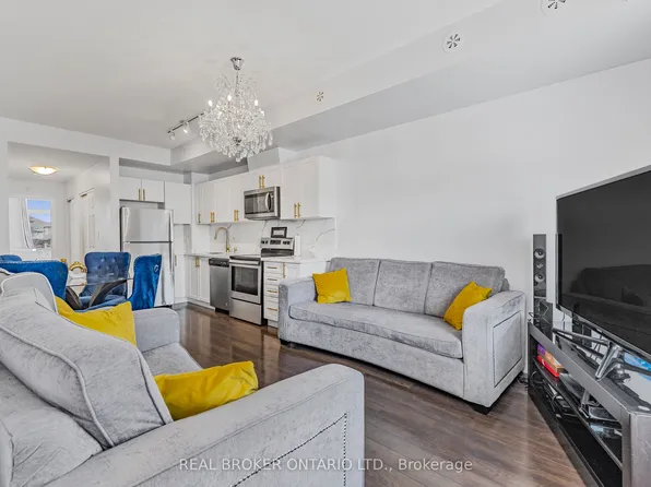 630 Rogers Rd #21, Toronto, ON M6M 0B4