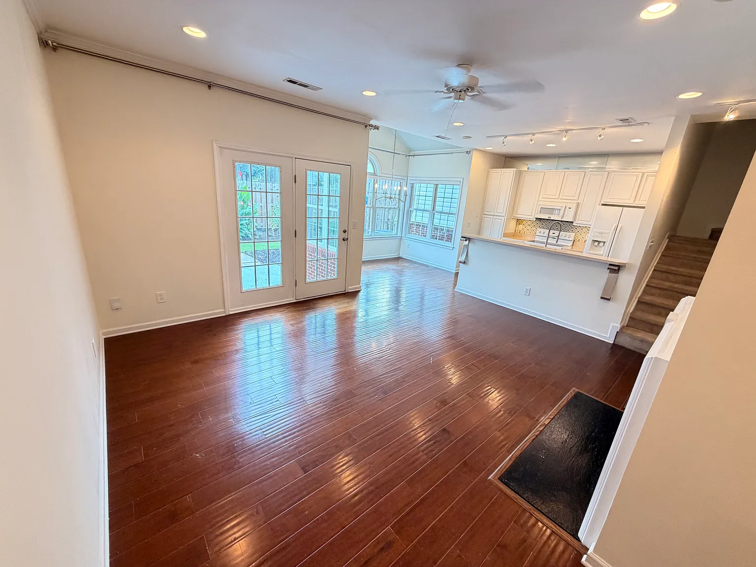 3 bed, 2.5 bath, 1550 sqft, $1,850 — Photo 3