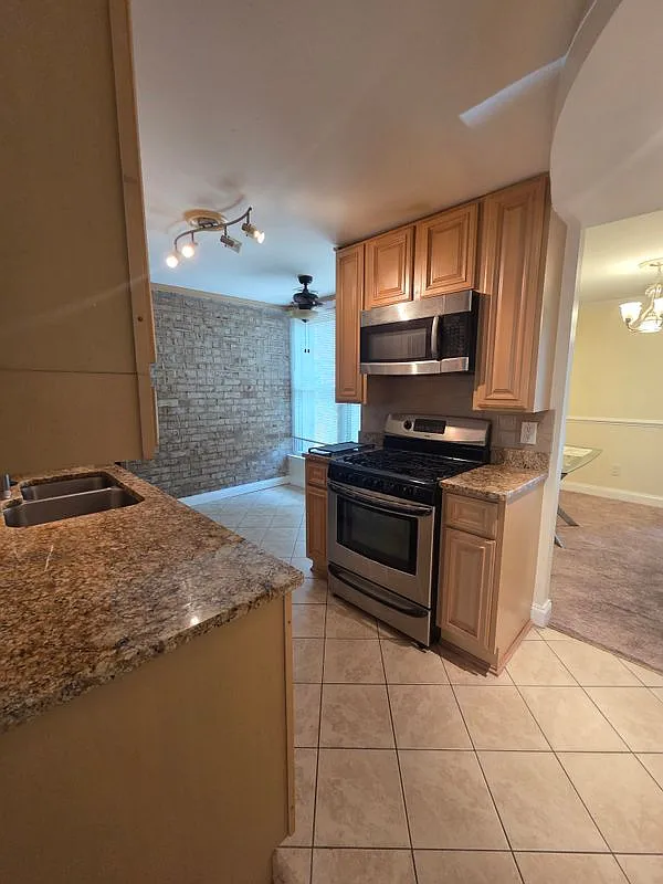2 bed, 1.0 bath, 1031 sqft, $2,195 — Photo 2