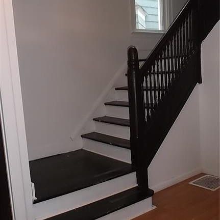 4th image of 96 Parkdale Ave