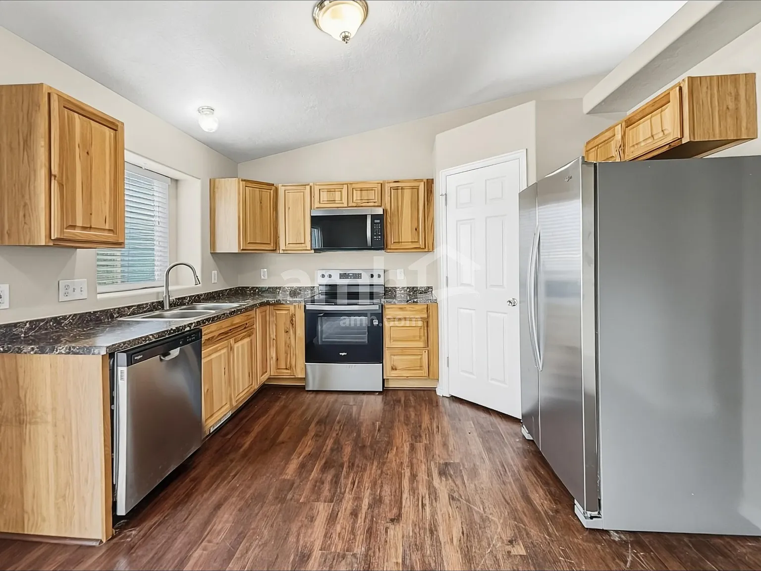 6 bed, 4.0 bath, 2332 sqft, $2,880 — Photo 3
