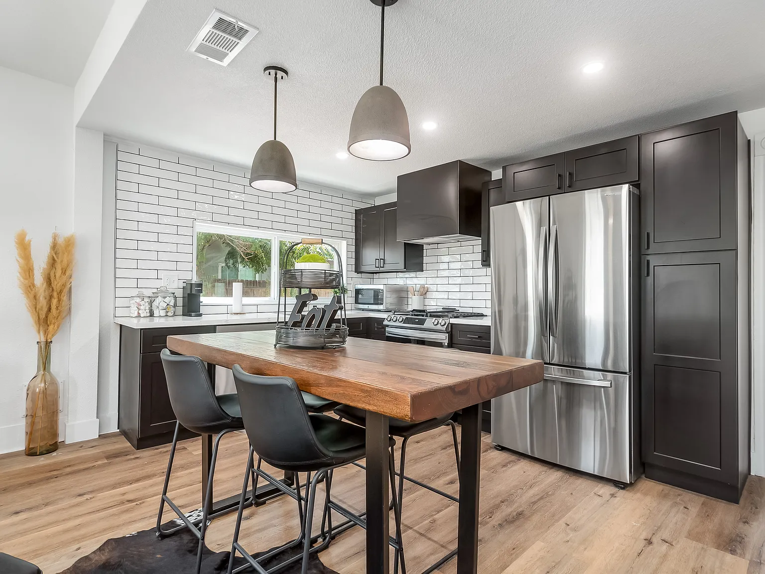 3 bed, 704 sqft, $2,200 — Photo 4