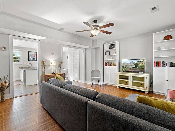 4th image of 1017 Oakwood Ave