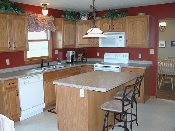 3rd image of 307 Cottingham Cir