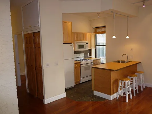 Rented by Chartwell Manhattan Realty | media 14