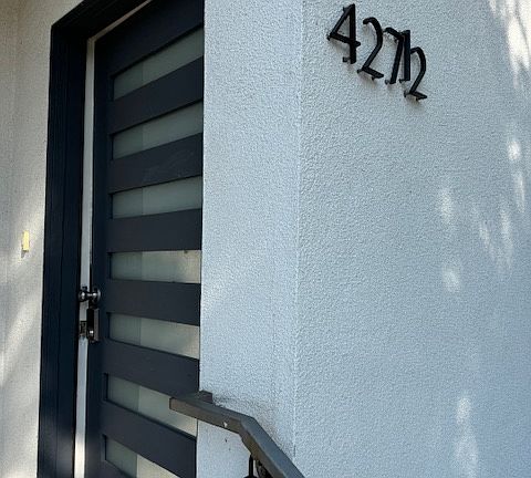 2nd image of 427 N Heliotrope Dr