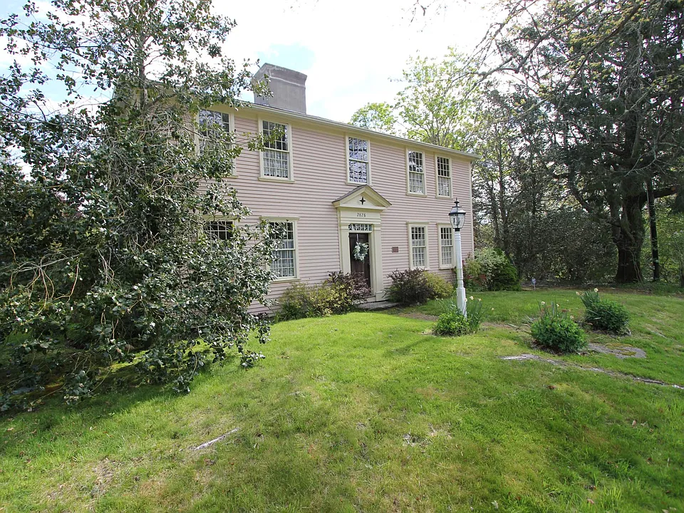 2828 Main St