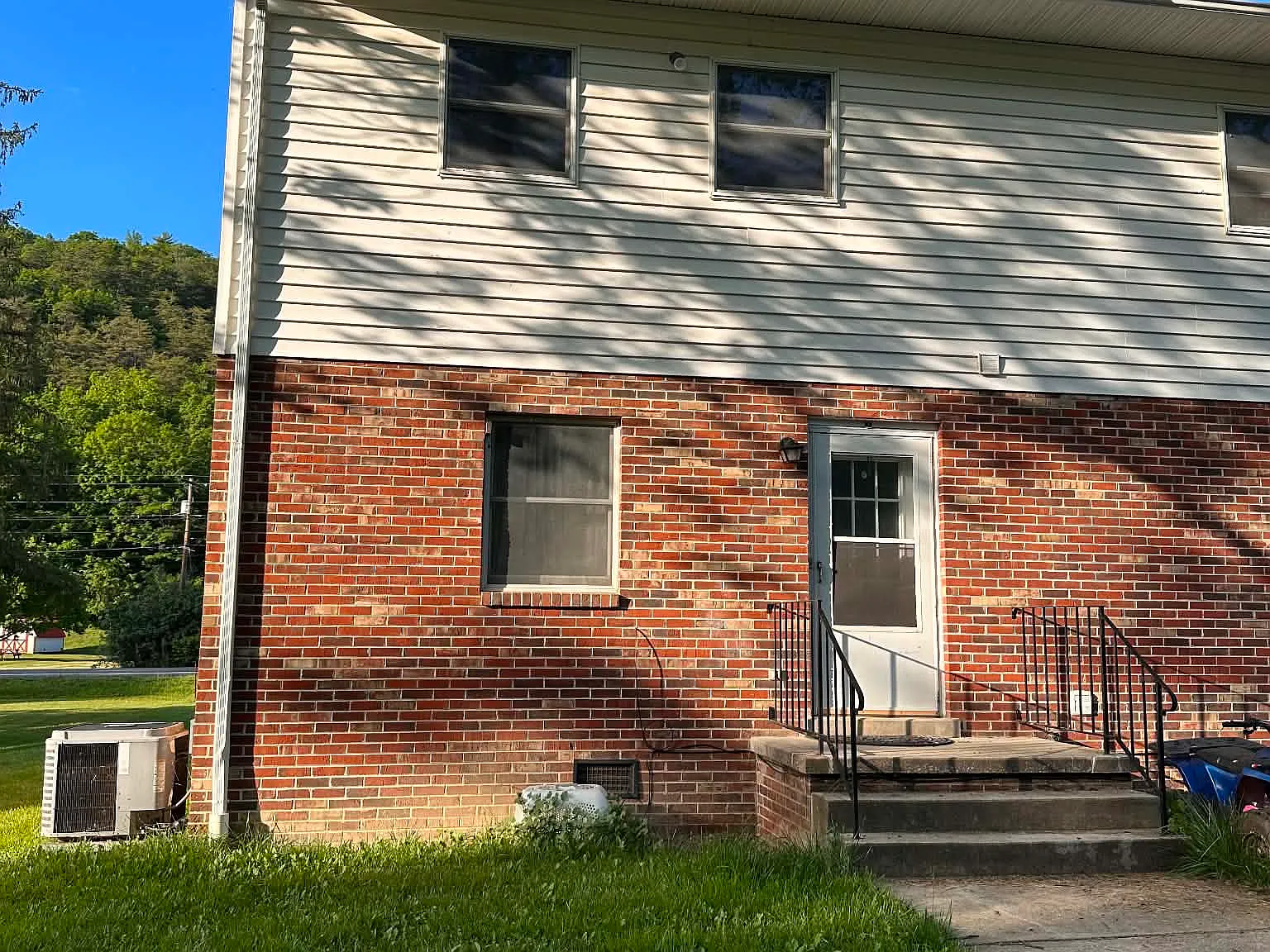 2 bed, 1.5 bath, $1,100 — Photo 1