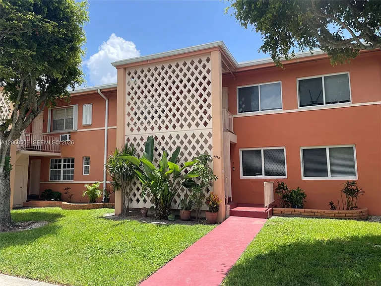 3430 SW 10th St #3 — Photo 2