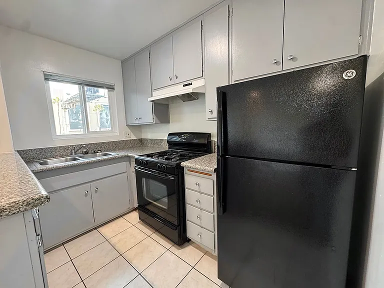 3860 Mentone Ave — Photo 7