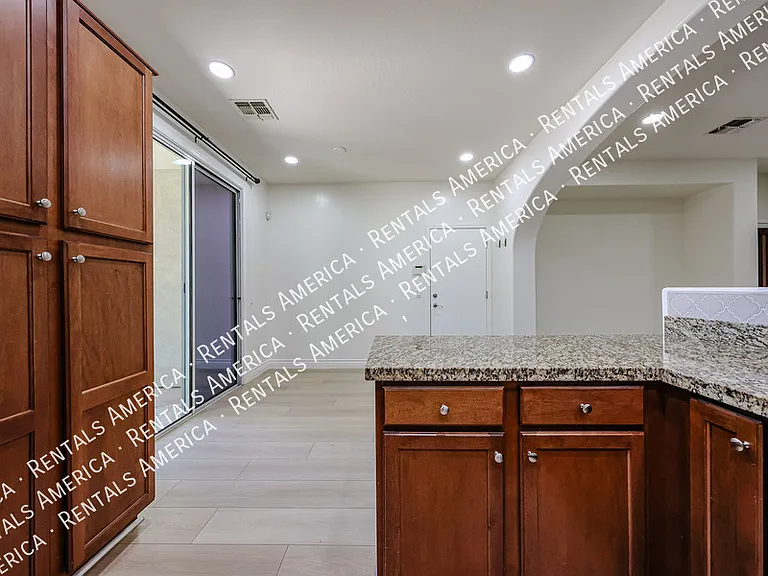 1081 N Mason Dr — Photo 31