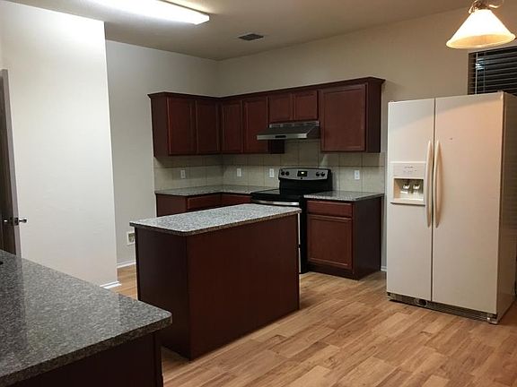 4th image of 605 Twin Knoll Dr