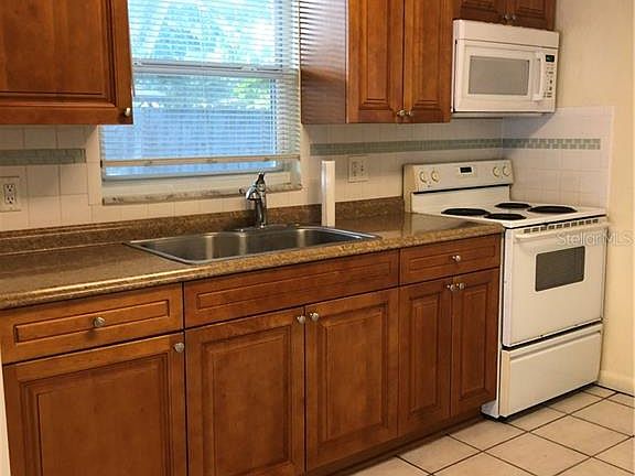 3rd image of 2481 Hillsdale Ave