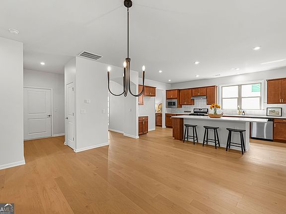5th image of 104 Conway St